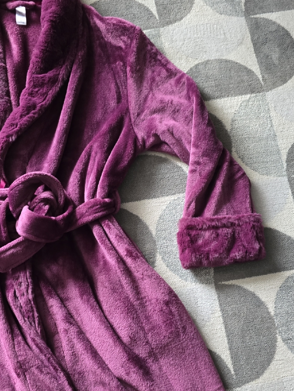 George Plush Robe in Rich Magenta - Picture 4 of 7